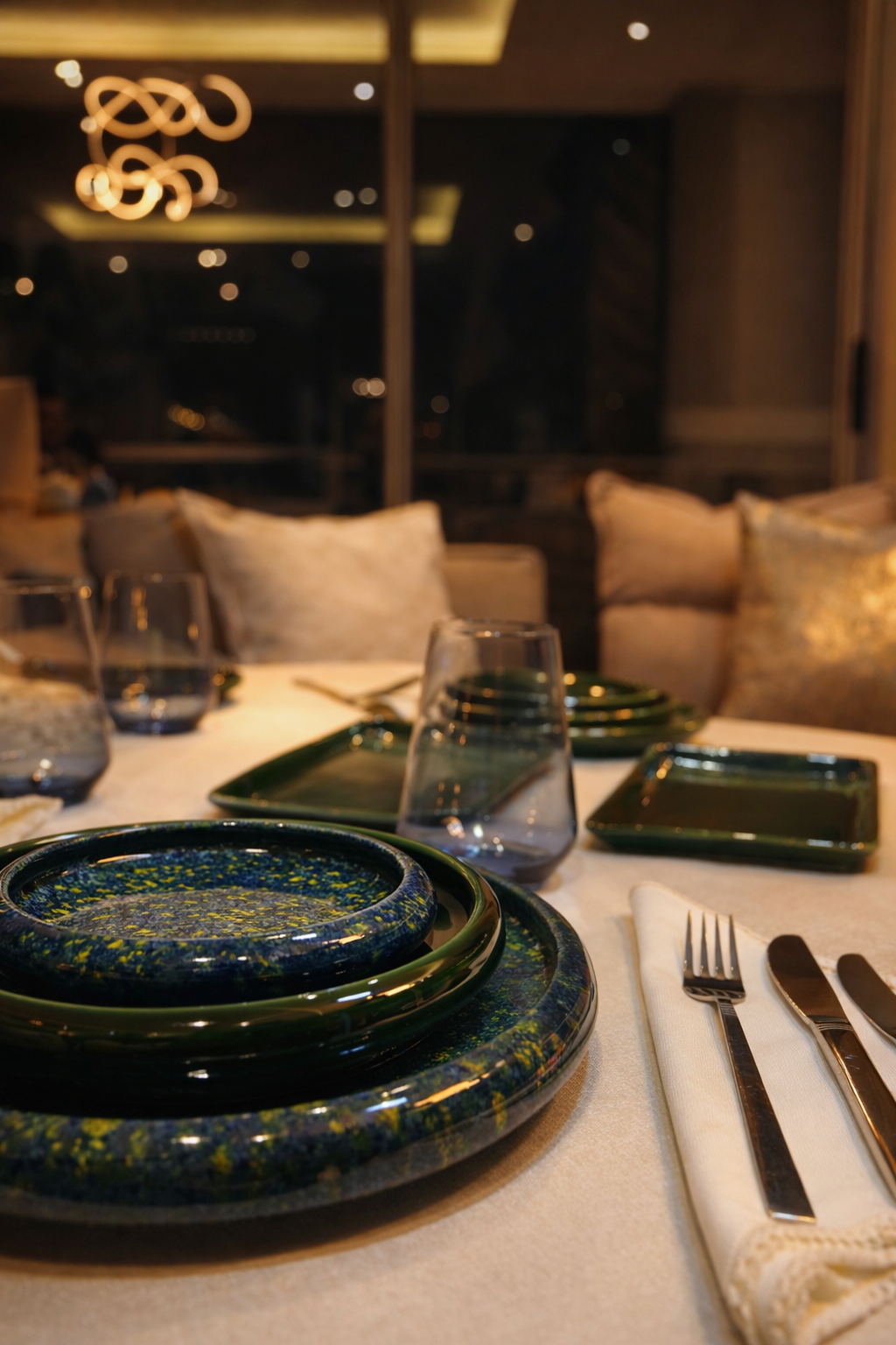 Set de 3 assiettes en céramique artisanale, bleues avec finition brillante aux nuances minérales mouchetées