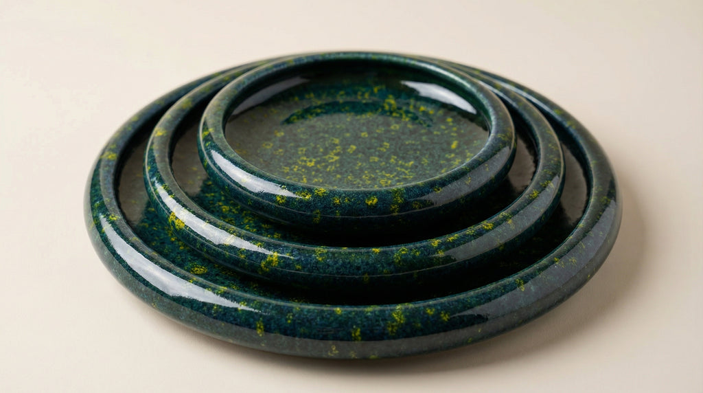 Set de 3 assiettes en céramique artisanale, bleues avec finition brillante aux nuances minérales mouchetées