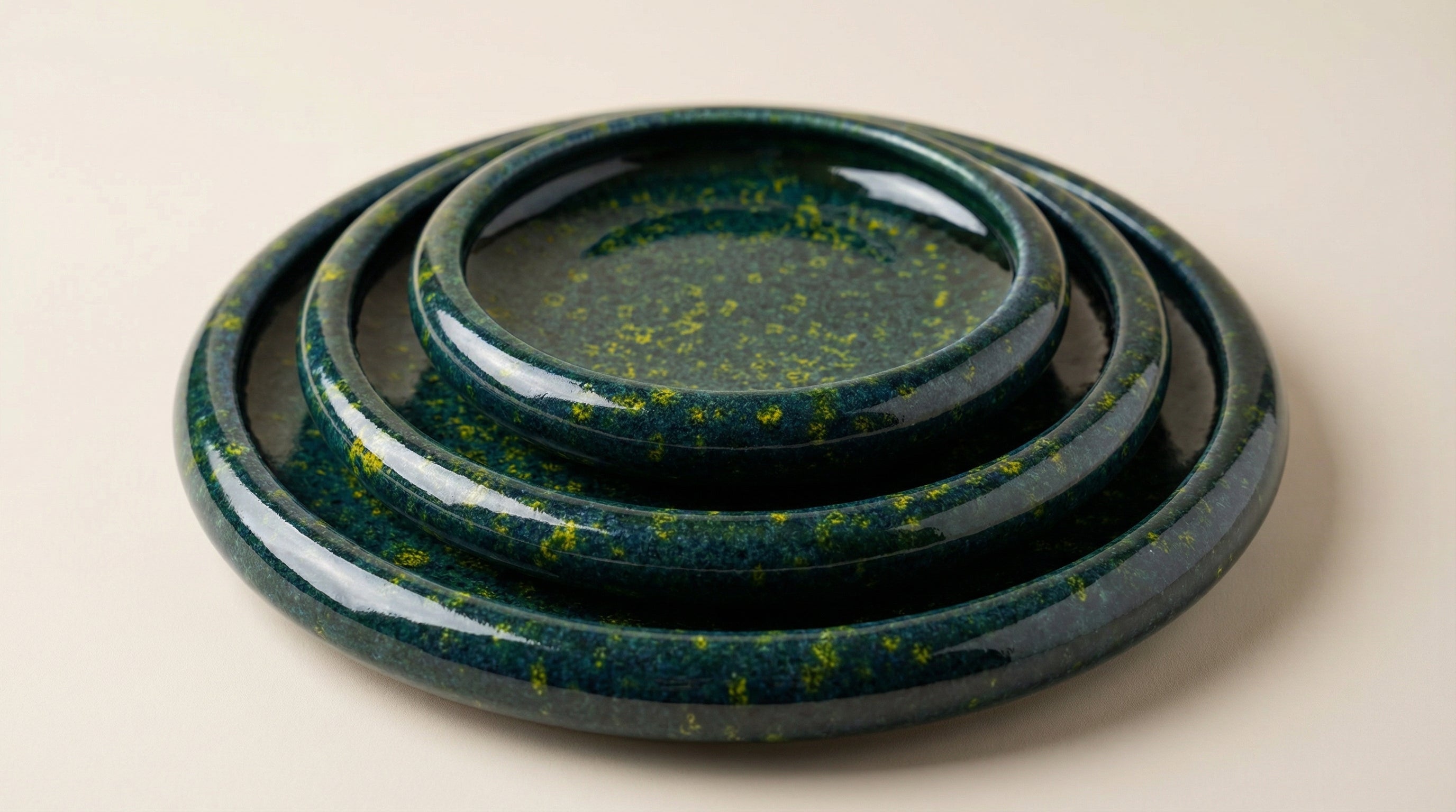 Set de 3 assiettes en céramique artisanale, bleues avec finition brillante aux nuances minérales mouchetées